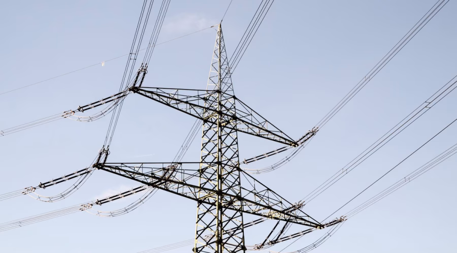 Transition énergétique : les défis environnementaux liés à la modernisation des réseaux électriques
