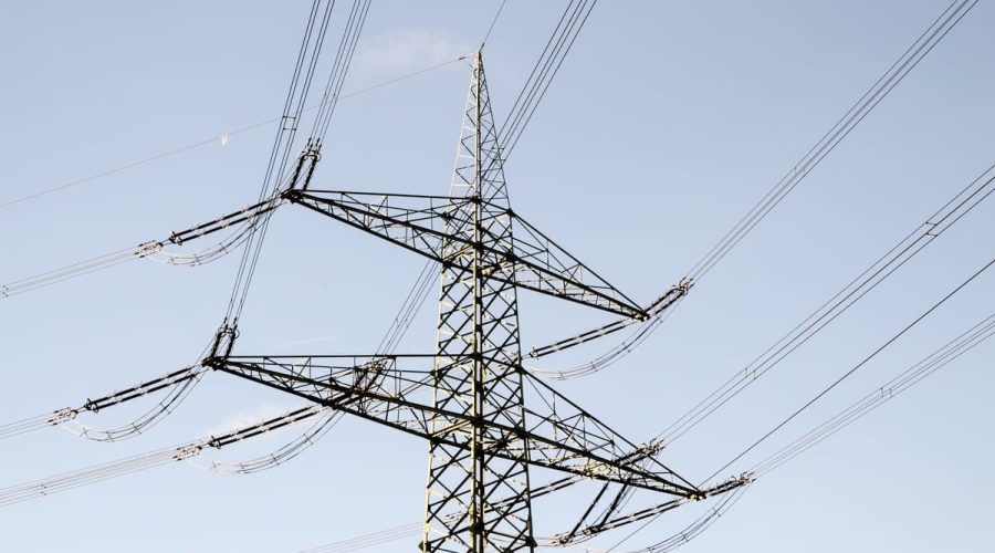 Transition énergétique : les défis environnementaux liés à la modernisation des réseaux électriques